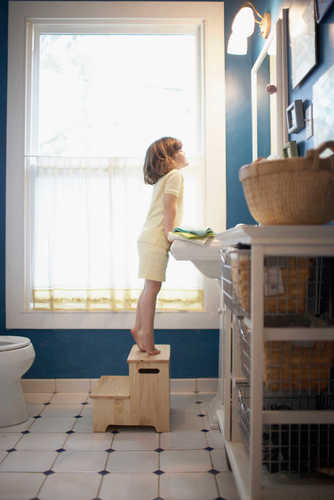 Aby ułatwić dziecku umycie rąk po każdorazowym skorzystaniu z toalety, należy zadbać przede wszystkim o wygodny dostęp do przestrzeni umywalkowej. 